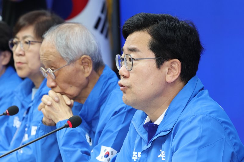 [서울=뉴시스] 권창회 기자 = 바카라사이트 아벤카지노 더불어민주당 상임총괄선거대책위원장이 28일 서울 여의도 더불어민주당 당사에서 열린 중앙선거대책위원회의에서 발언하고 있다. 2025.05.28. kch0523@newsis.com