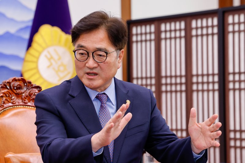 우원식 국회바카라사이트 벳무브이 19일 오전 서울 여의도 국회에서 김용태 국민의힘 비상대책위원장을 접견하며 인사말을 하고 있다. 2025.5.19/바카라사이트 벳무브1 ⓒ News1 안은나 기자