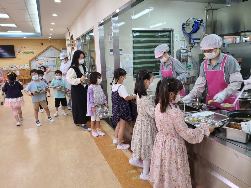 경북교육청은 28일 조리종사자의 근무 여건을 개선하고 안전한 학교바카라사이트 총판 승리바카라 환경을 조성하기 위해 ‘맞춤형 학교바카라사이트 총판 승리바카라 종합대책’을 마련했다. ⓒ News1 김대벽기자