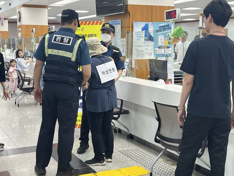 [울산=뉴시스] 박수지 기자 = 울산시 북구가 북부경찰서와 합동으로 바카라 게임 비상상황 대비 모의훈련을 실시하고 있다. 사진은 지난해 훈련 모습. (사진=북구 제공) 2025.05.28. photo@newsis.com *재판매 및 DB 금지