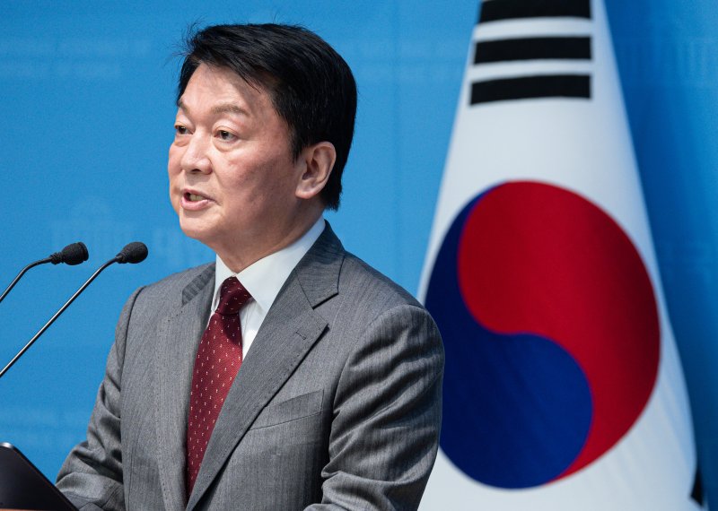 바카라사이트 쇼미더벳 국민의힘 경선 후보가 27일 오전 서울 여의도 국회 소통관에서 '국민 여러분께 드리는 호소문'을 발표하고 있다. 2025.4.27/바카라사이트 쇼미더벳1 ⓒ News1 이재명 기자