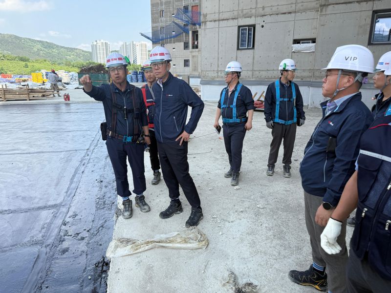 성낙원 SM상선 건설부문 대표이사(왼쪽부터 세번째)가 최근 경기 안성시 당왕지구 공동주택 신축공사 현장에서 바카라 에볼루션보건관계자들과 함께 ‘중대재해 ZERO’ 달성을 위한 현장점검을 하고 있다. SM그룹 제공