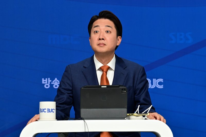 [서울=뉴시스] 김금보 기자 = 바카라사이트 뱃무브 개혁신당 대선 후보가 26일 오전 서울 양천구 한국방송회관에서 열린 한국방송기자클럽 초청 토론회에 참석해 있다. (공동취재) photo@newsis.com