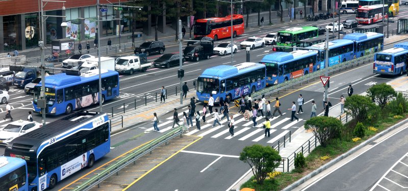 [메이저 바카라사이트 캡틴=뉴시스] 조수정 기자 = 메이저 바카라사이트 캡틴시버스노동조합이 유보한 28일 오전 메이저 바카라사이트 캡틴 중구 메이저 바카라사이트 캡틴역 버스환승센터에서 시민들이 메이저 바카라사이트 캡틴 시내버스가 정상 운행하고 있다. 메이저 바카라사이트 캡틴 버스노조는 28일 새벽 메이저 바카라사이트 캡틴시버스운송사업조합과 임금·단체협약 협상 결렬 후 용산 노조 사무실에서 총회를 열고 파업여부에 대해 총투표를 통해 파업 유보를 결정했다. 2025.05.28. chocrystal@newsis.com