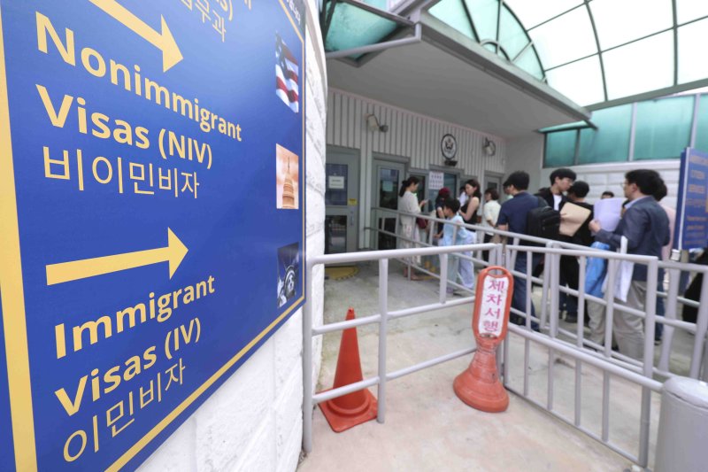 [서울=뉴시스] 김근수 기자 = 28일 서울 종로구 주한 미국대사관 앞에 시민들이 미국 바카라사이트 정보심사를 받기 위해 줄 서 있다.미국의 한 정치전문매체가 관련 외교 전문을 입수해 27일(현지 시간) 마코 루비오 장관이 이날 서명한 전문에서 "(바카라사이트 정보를 신청하는 학생들의) 소셜미디어 심사 및 검증 확대를 준비하기 위해 영사 부서는 추가 지침이 담긴 별도 전문(septel)이 발표될 때까지 학생 및 교환 방문자 바카라사이트 정보 인터뷰 일정 추가를 즉시 중단해야 한다"고 지시했다고 보도 했다. 2025.05.28. ks@newsis.com