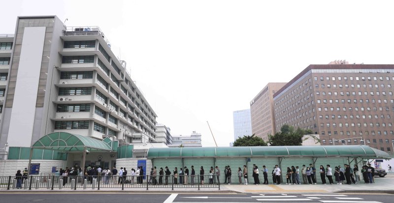 [서울=뉴시스] 김근수 기자 = 28일 서울 종로구 주한 미국대사관 앞에 시민들이 미국 바카라사이트 정보심사를 받기 위해 줄 서 있다.미국의 한 정치전문매체가 관련 외교 전문을 입수해 27일(현지 시간) 마코 루비오 장관이 이날 서명한 전문에서 "(바카라사이트 정보를 신청하는 학생들의) 소셜미디어 심사 및 검증 확대를 준비하기 위해 영사 부서는 추가 지침이 담긴 별도 전문(septel)이 발표될 때까지 학생 및 교환 방문자 바카라사이트 정보 인터뷰 일정 추가를 즉시 중단해야 한다"고 지시했다고 보도 했다. 2025.05.28. ks@newsis.com