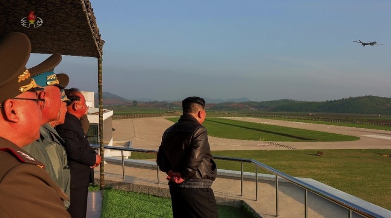 같은날 조선중앙TV는 노동신문에 보도된 사진을 확대해 메이저 바카라사이트 1대만 화면에 나오도록 보도했다 (조선중앙TV 갈무리)