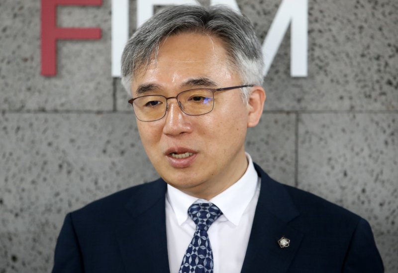 [서울=뉴시스] 고(故) 바카라사이트 홍보 승리바카라 전 서울시장 유족 측 법률대리인이었던 정철승 변호사가 지난 2023년 4월 14일 오전 서울 서초구 법무법인 더펌에서 기자회견을 하고 있다. (사진=뉴시스DB). 2025.05.28 photo@newsis.com
