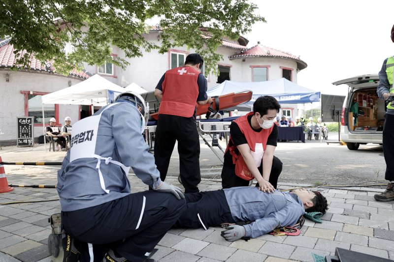 [세종=뉴시스]한전KDN은 지난 27일 전남 화순군 도곡면 인근에서 2025년 상반기 중대재해 대비 라이브바카라 모의훈련을 갖고 중대재해 발생에 대비한 대응 매뉴얼 및 조직 역량을 집중적으로 점검했다.(사진=한전KDN 제공)
