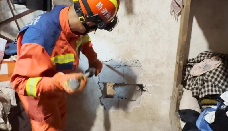 ‘우유 빨며 버텼다’…벽에 갇힌 2살 아기 기적의 구조