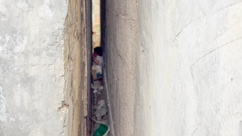 ‘우유 빨며 버텼다’…벽에 갇힌 2살 아기 기적의 구조