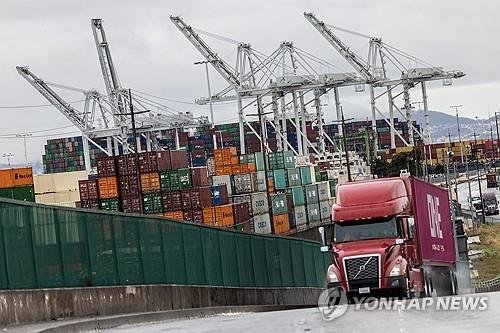 미국 항구에 쌓여있는 컨테이너들 (출처=연합뉴스)