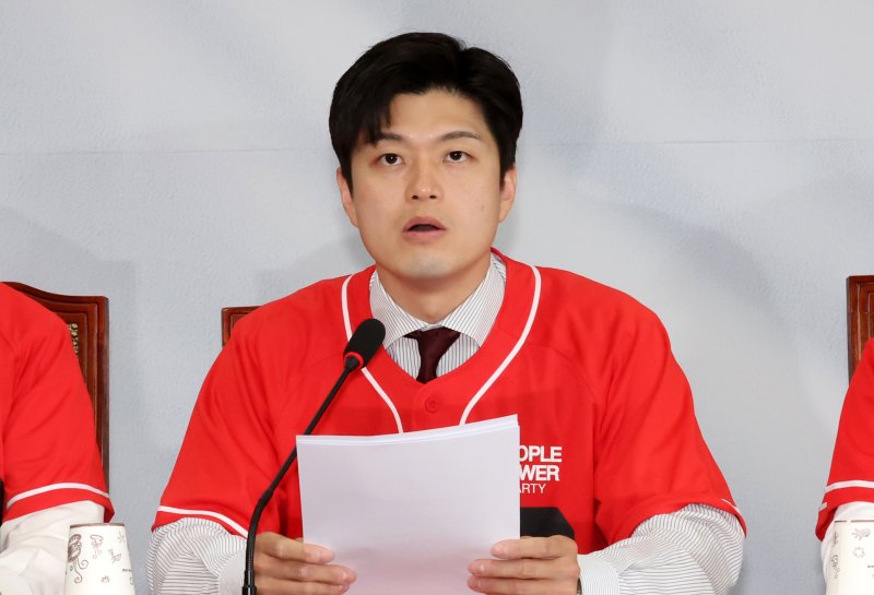 [서울=뉴시스] 조성우 기자 = 김용태 바카라 에볼루션 비상대책위원장이 26일 오전 서울 여의도 국회에서 열린 중앙선거대책위원회의에서 발언하고 있다. 2025.05.26. xconfind@newsis.com