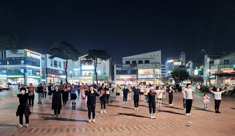 전남 순천시는 시민 건강 증진과 도시 활력 제고를 위해 역점 추진 중인 생활바카라사이트 목록 정책이 가시적인 성과를 내고 있다고 28일 밝혔다. 사진은 조례호수공원에서 진행된 '해달맞이 생활체육 교실' 모습. 순천시 제공