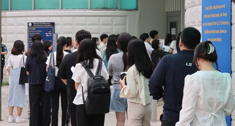28일 서울 종로구 주한미국대사관 앞에 시민들이 미국 온라인 바카라심사를 받기 위해 줄지어 서 있다. 2025.5.28/온라인 바카라1 ⓒ News1 임세영 기자