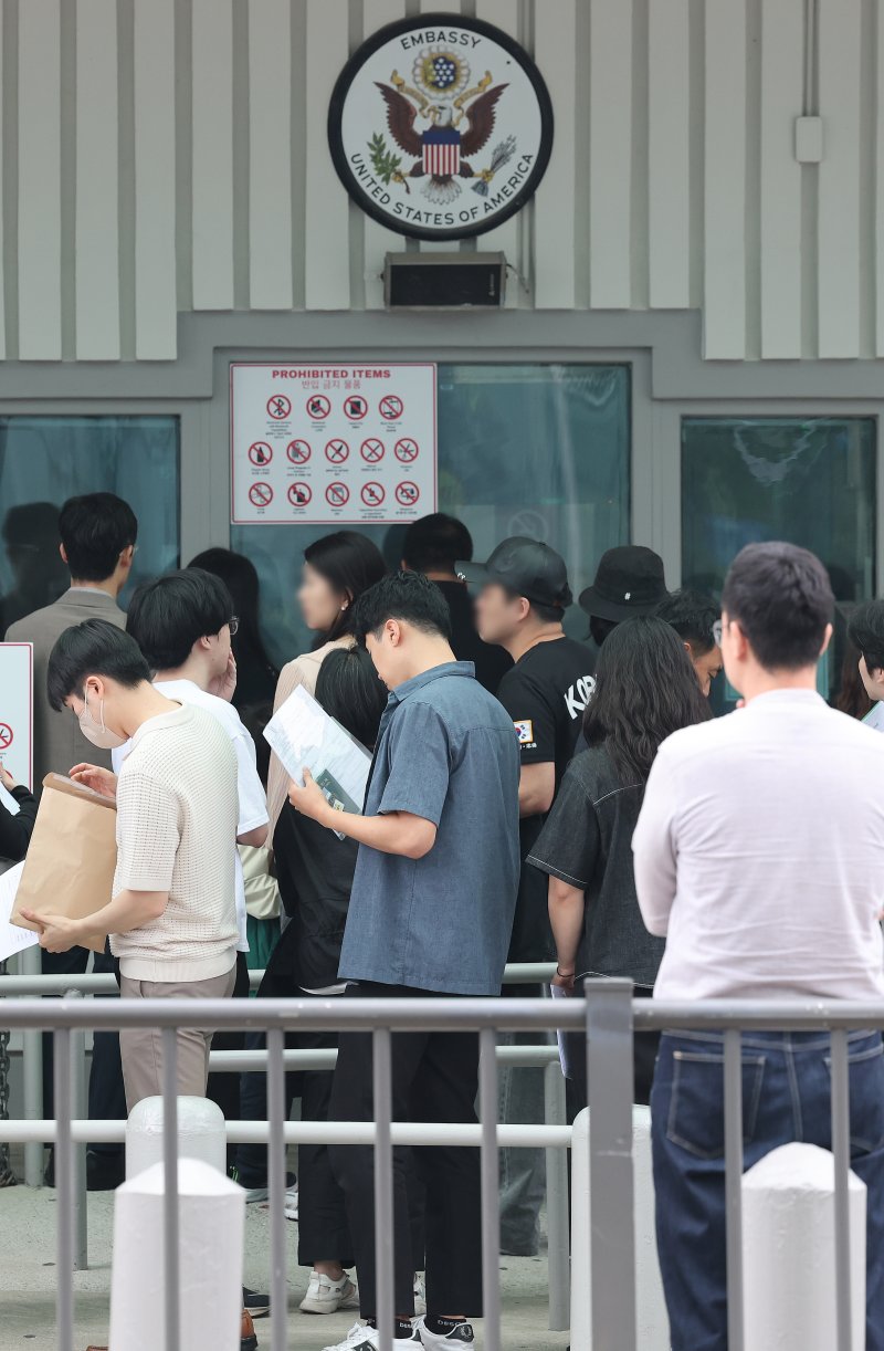 28일 서울 종로구 주한미국대사관 앞에 시민들이 미국 온라인 바카라심사를 받기 위해 줄지어 서 있다. 2025.5.28/온라인 바카라1 ⓒ News1 임세영 기자