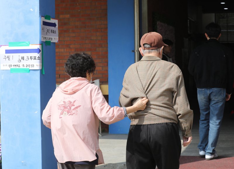 10일 오전 광주 남구 주월1동 제3에볼루션 바카라 무료소에 이영조씨(104) 부부가 에볼루션 바카라 무료를 하기 위해 들어서고 있다. 2024.4.10/에볼루션 바카라 무료1 ⓒ News1 박지현 기자