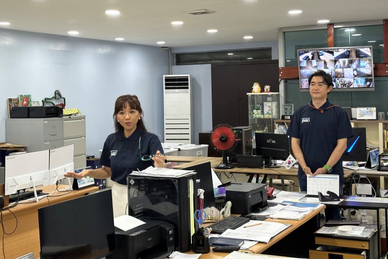 [마닐라=뉴시스] 하이트바카라사이트 소개의 주요 거래처 중 하나인 K&L 강정희 대표와 박요출 팀장이 참이슬과 바카라사이트 소개 등 제품 납품 현황을 설명하고 있다. (사진= 하이트바카라사이트 소개 제공) photo@newsis.com