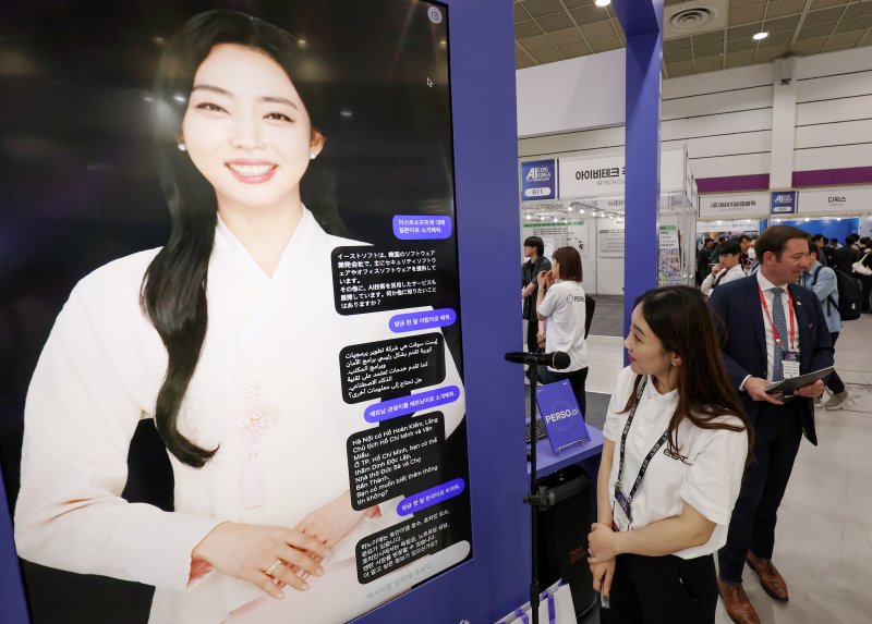 [서울=뉴시스] 김진아 기자 = 14일 서울 강남구 코엑스에서 열린 2025 국제인공지능대전에서 관계자가 음성을 에볼루션 바카라가 실시간으로 번역해주는 기능을 시연하고 있다.2025.05.14. bluesoda@newsis.com