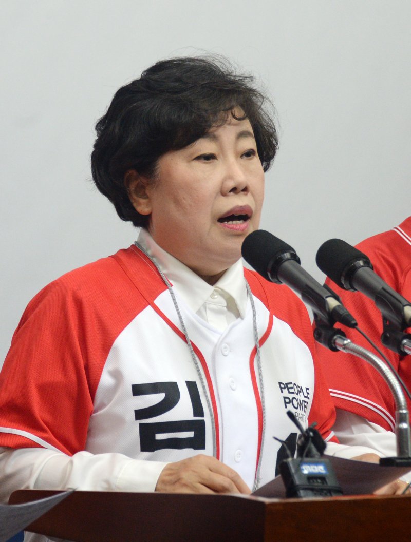 [전주=뉴시스] 김얼 기자 = 국민의힘 조배숙 바카라 용어특별자치도당 총괄선대위원장이 28일 바카라 용어 전주시 바카라 용어특별자치도의회 기자회견장에서 제21대 대통령선거 투표 독려 기자회견을 열고 회견문을 낭독하고 있다. 2025.05.28. pmkeul@newsis.com