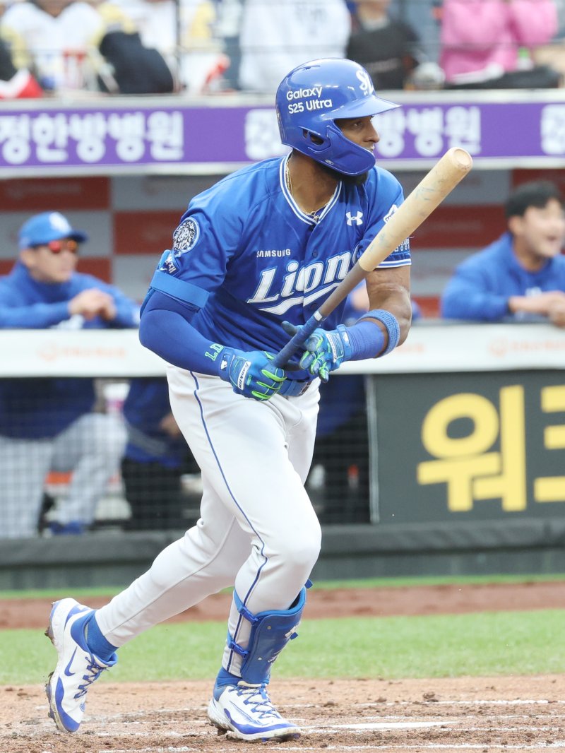 6일 대전 한화생명볼파크에서 열린 '2025 신한 SOL 뱅크 KBO리그' 프로야구 한화 이글스와 삼성라이온즈 경기에서 삼성 3회초 2사 1,2루에서 디아즈가 선취 1타점 안타를 치고 있다. 2025.5.6/뉴스1 ⓒ News1 김기남 기자