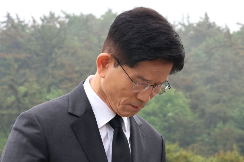 [광주=뉴시스] 조성봉 기자= 스피드 바카라사이트 국민의힘 대통령 후보가 지난 17일 오전 광주 북구 5.18민주묘지를 찾아 참배하고 있다.(공동취재) 2025.05.17. photo@newsis.com