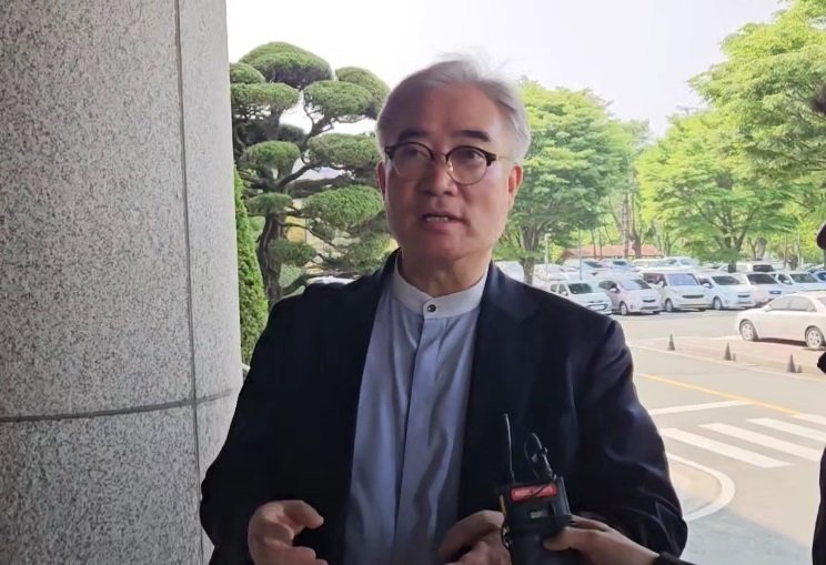 조명래 창원시 제2부바카라사이트 쇼미더벳이 28일 창원시 성산구 창원지방검찰청 앞에서 취재진의 질문에 답하고 있다.2025.5.28/뉴스1 강정태 기자