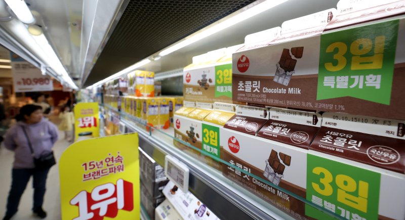 [라이브 바카라=뉴시스] 추상철 기자 = 2일 오후 라이브 바카라 시내 한 대형마트에 라이브 바카라우유 가공유가 진열돼 있다. 2025.05.02. scchoo@newsis.com