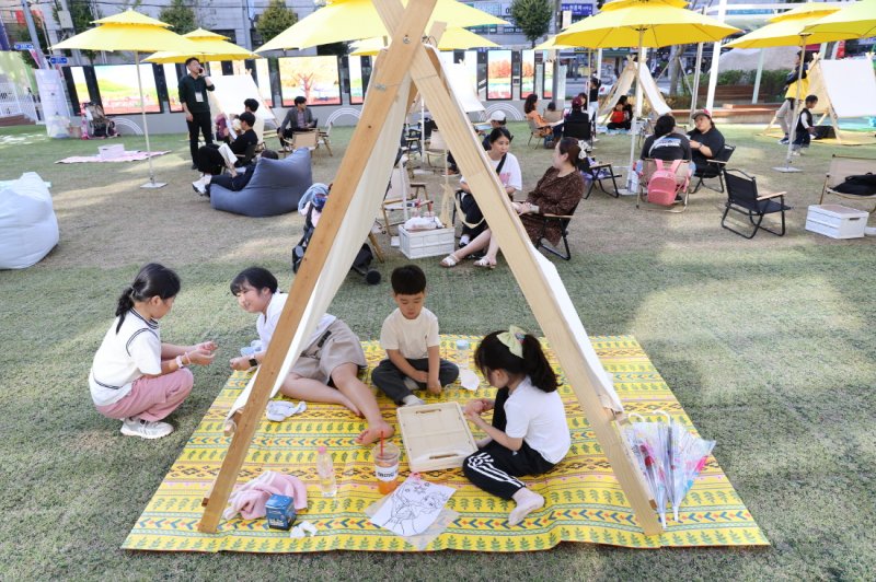 [서울=뉴시스] 에볼루션 바카라 사이트 잔디광장에서 아이들이 책과 관련한 에볼루션 바카라 사이트활동을 하고 있다. 2025.05.28. (사진=도봉구 제공) *재판매 및 DB 금지