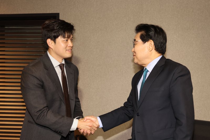 [서울=뉴시스] 권창회 기자 = 김용태 안전 바카라사이트 비상대책위원장이 20일 서울 여의도 한 호텔에서 전병헌 새미래민주당 대표와 인사하고 있다. 2025.05.20. kch0523@newsis.com
