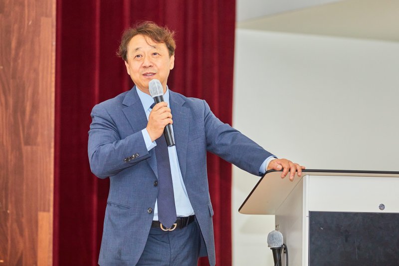 [인천=뉴시스] 오원택 상상스테이 메이저 바카라사이트 유니88벳이사가 ‘CEO와 기업가 정신’ 특강에서 강연을 펼치고 있다. (사진=인하대 제공) 2025.05.28. photo@newsis.com *재판매 및 DB 금지