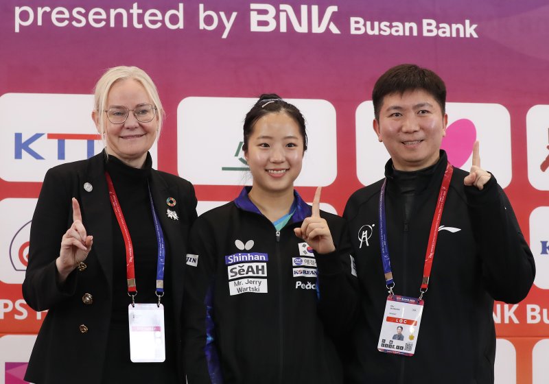 페트라 쇠링 국제탁구연맹(ITTF) 라이브바카라(왼쪽부터), 탁구 국가대표 신유빈, 유승민 2024 부산세계탁구선수권대회 조직위원회 공동위원장이 기념 촬영을 하고 있다. 2024.2.15/뉴스1 ⓒ News1 윤일지 기자