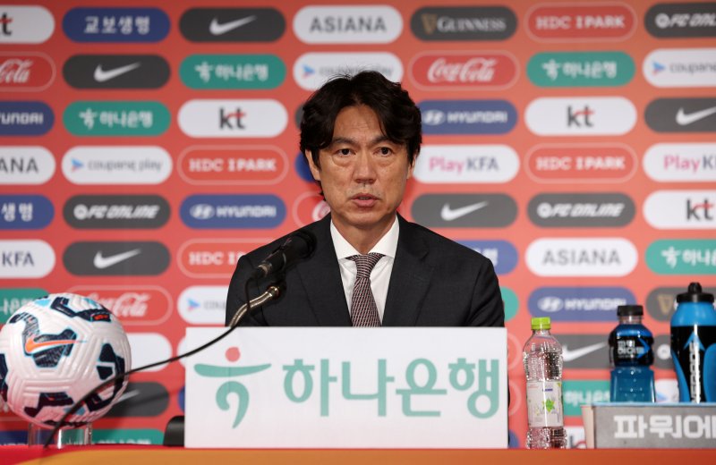 [서울=뉴시스] 이영환 기자 = 홍명보 축구대표팀 감독이 26일 오전 서울 종로구 축구회관에서 6월 A매치에 나설 대표팀 명단을 발표하고 있다. 홍명보 감독이 이끄는 축구대표팀은 오는 6월6일 메이저 바카라사이트 주사위 바스라에서 메이저 바카라사이트 주사위와 9차전 원정 경기를 치른 뒤 10일 서울월드컵경기장에서 쿠웨이트와 최종 10차전 홈 경기를 벌인다. 2025.05.26. 20hwan@newsis.com