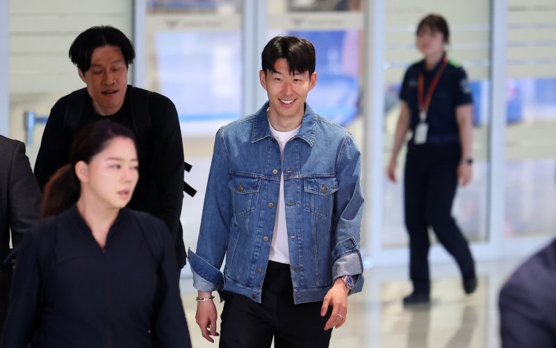 [인천공항=뉴시스] 김선웅 기자 = 유로파리그에서 우승한 토트넘의 손흥민이 27일 인천국제공항을 통해 귀국하고 있다. 2025.05.27. mangusta@newsis.com
