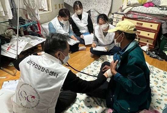 [서울=뉴시스] 우리카지노 바카라사이트장수팀의 통합방문우리카지노 바카라사이트관리. 2025.05.28. (사진=서울시 제공) *재판매 및 DB 금지