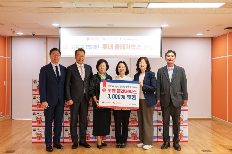 조한봉 메이저 바카라사이트 이사장이 메이저 바카라사이트식에서 관계자들과 기념사진을 촬영하고 있다. (메이저 바카라사이트 제공).