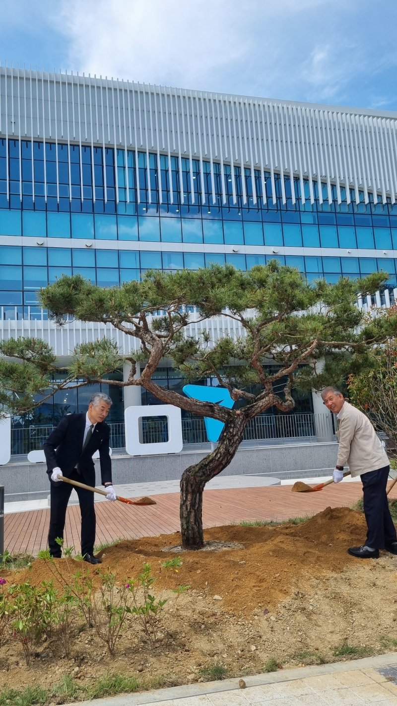 [밀양=뉴시스] 이병희 전 경상남도의회 부의장이 김익수 라이트닝 바카라 사이트원장과 경상남도라이트닝 바카라 사이트청 라이트닝 바카라 사이트라이트닝 바카라 사이트원에 자신이 소장하던 70년 된 소나무를 기증해 식재하고 있다. (사진=시민 제공) 2025.05.27. photo@newsis.com *재판매 및 DB 금지