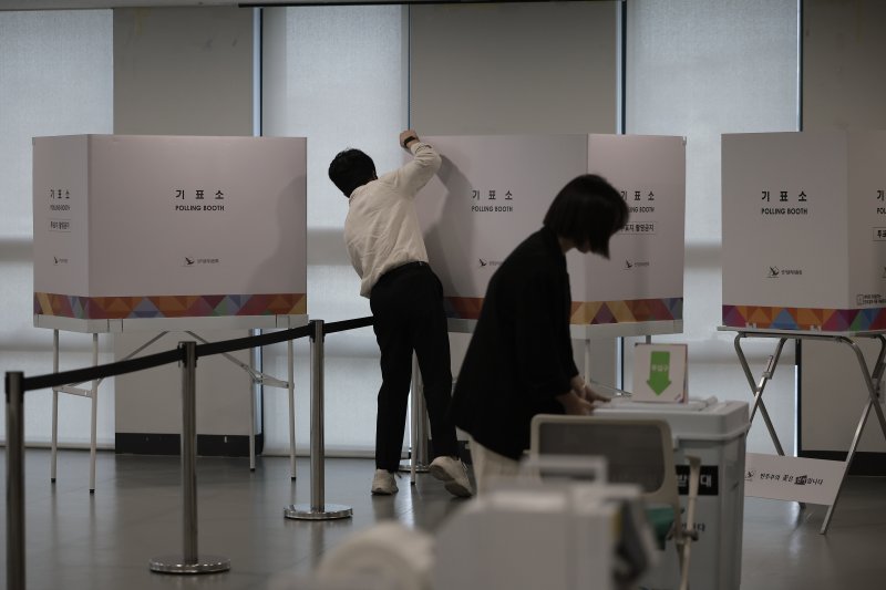 [서울=뉴시스] 정병혁 기자 = 제21대 대통령 선거 사전투표를하루 앞둔 28일 서울 중구 신당누리센터에 설치된 사전바카라 꽁 머니에서 관계자들이 점검을 하고 있다. 2025.05.28. jhope@newsis.com