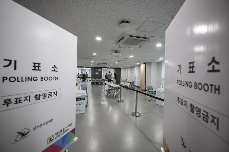 [서울=뉴시스] 정병혁 기자 = 제21대 대통령 선거 사전투표를 하루 앞둔 28일 서울 중구 신당누리센터에 사전바카라 꽁 머니가 설치되어 있다. 2025.05.28. jhope@newsis.com