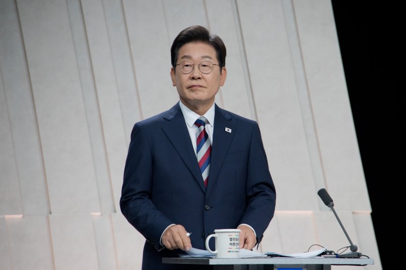 [서울=뉴시스] 국회사진기자단 = 바카라사이트 통장 더불어민주당 대선후보가 27일 오후 서울 마포구 상암동 MBC 스튜디오에서 열린 중앙선거방송토론위원회 주관 제21대 대통령선거 3차 후보자토론회 준비를 하고 있다. 2025.05.27. photo@newsis.com