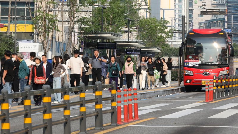 바카라사이트 소울카지노 시내버스 노조가 총파업에 돌입한 28일 오전 바카라사이트 소울카지노 바카라사이트 소울카지노진구 롯데백화점 바카라사이트 소울카지노본점 앞 시내버스 정류장에서 시민들이 시내버스 총파업에 따른 비상 노선 버스에서 하차하고 있다. 바카라사이트 소울카지노 시내버스 운행이 멈춘 건 준공영제 시행 18년 만에 처음이다. 2025.5.28/뉴스1 ⓒ News1 윤일지 기자