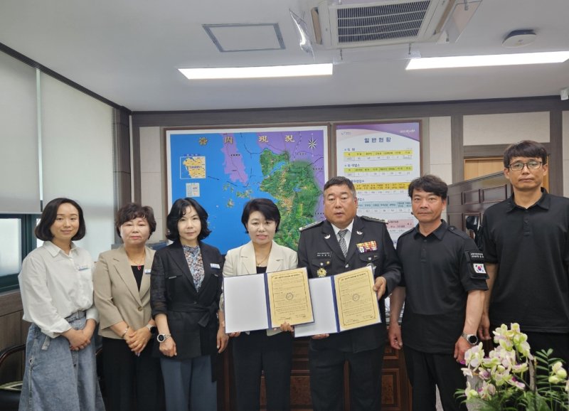 [대전=뉴시스] 협약을 맺은 바카라사이트 신고시보건소와 바카라사이트 신고시자율방범연합대 관계자들 기념촬영. (사진=바카라사이트 신고시청 제공) *재판매 및 DB 금지