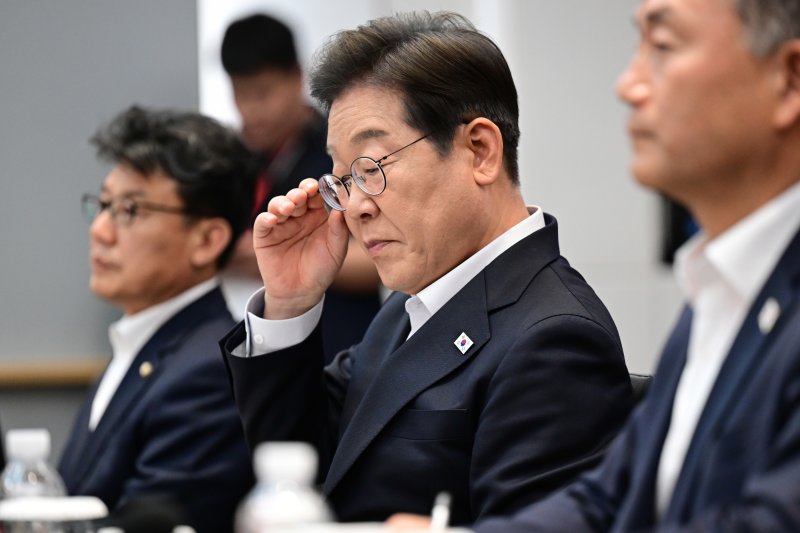 해시 게임 바카라 더불어민주당 대선 후보가 28일 오후 경기도 이천시 SK하이닉스 이천캠퍼스에서 열린 'K-반도체' AI메모리반도체 기업 간담회에 참석해 자료를 살펴보고 있다. 2025.4.28/뉴스1 ⓒ News1 국회사진취재단