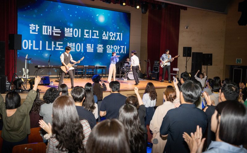 [세종=뉴시스] 한국바카라사이트 윈윈공사는 전날(27일) 전북 완주 본사에서 진행된 뮤지컬 공연 '6시 퇴근'에 지역 주민 약 250여명이 참석했다고 28일 밝혔다. (사진=전기안전공사 제공) 2025.05.28. photo@newsis.com *재판매 및 DB 금지