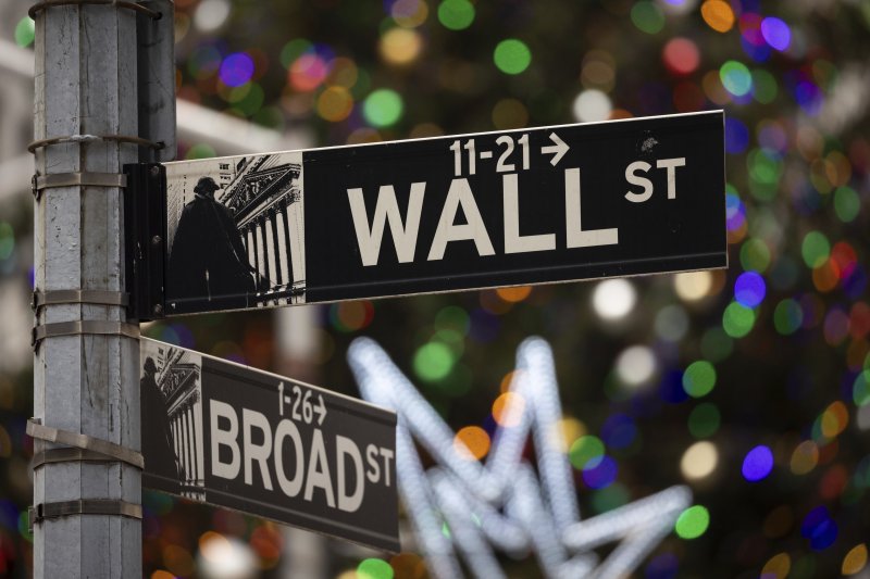 [뉴욕=AP/뉴시스] 지난 11일(현지시간) 미국 뉴욕 뉴욕증권거래소(NYSE) 인근의 월스트리트 표지판 모습. 2023.12.14.