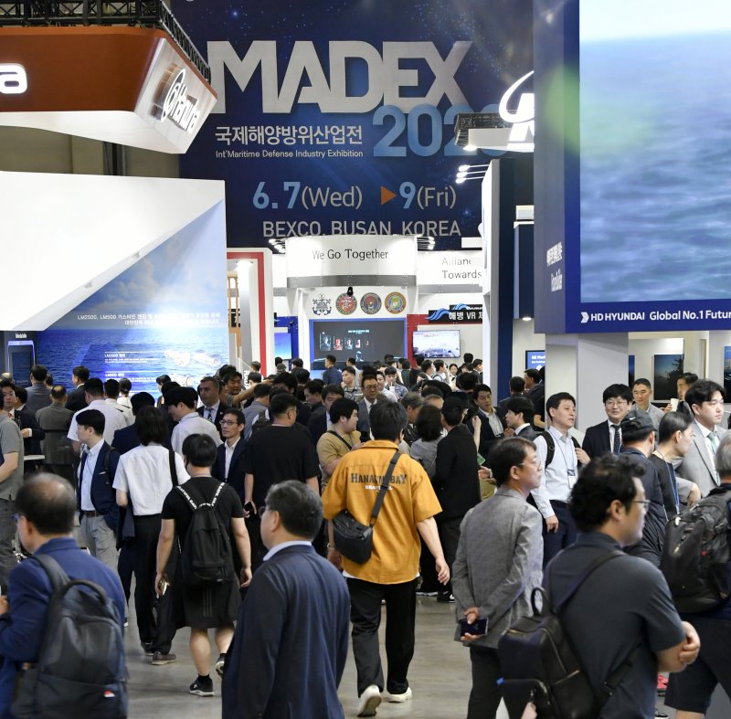 [서울=뉴시스] 지난 2023년에 열린 '바카라 게임 사이트해양방위바카라 게임 사이트전(MADEX) 2023'에서 관람객들이 전시장을 둘러보고 있다. (사진=해군 제공) 2023.06.09 photo@newsis.com
