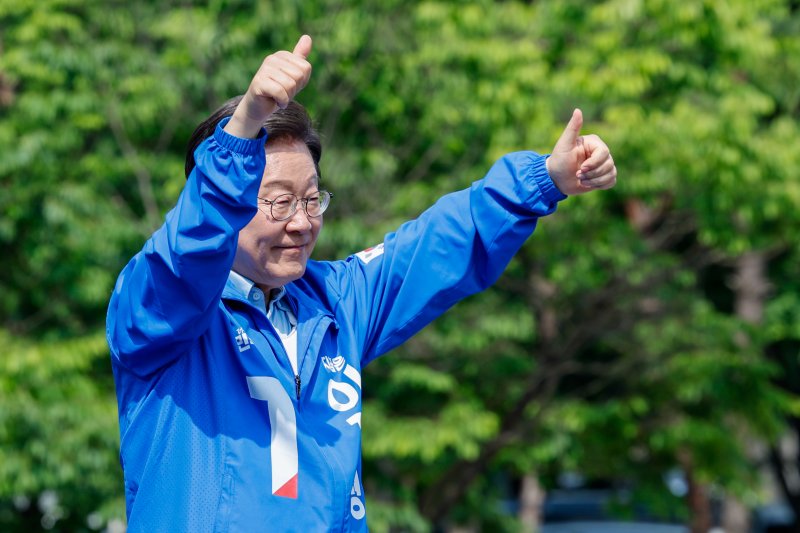 인기있는바카라사이트 더불어민주당 대통령 후보가 26일 오후 경기 용인시 단국대학교 죽전캠퍼스 정문 앞을 찾아 유세를 마친 뒤 인사하고 있다. 2025.5.26/뉴스1 ⓒ News1 안은나 기자