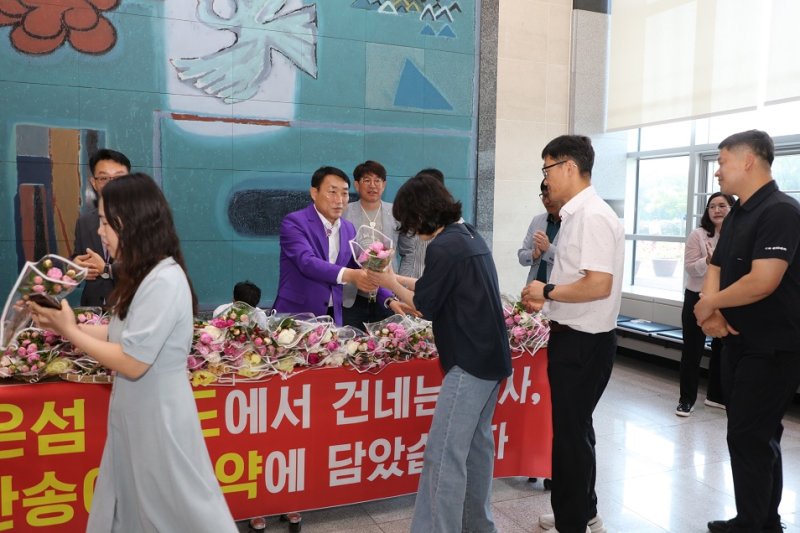 [메이저 바카라=뉴시스] 메이저 바카라군 '청렴꽃 나눔' 이벤트. (사진=신안군 제공) 2025.05.28. photo@newsis.com *재판매 및 DB 금지