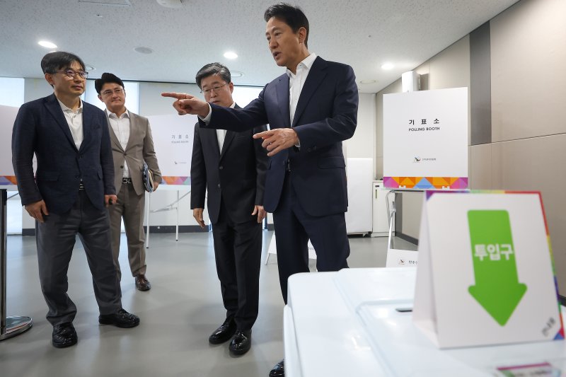 [서울=뉴시스] 정병혁 기자 = 제21대 대통령 선거 사전투표를 하루 앞둔 28일 서울 중구 신당누리센터에 설치된 사전바카라 전략를 찾은 오세훈 서울시장과 김길성 중구청장이 사전투표 준비상황 점검을 하고 있다. (공동취재) 2025.05.28. photo@newsis.com