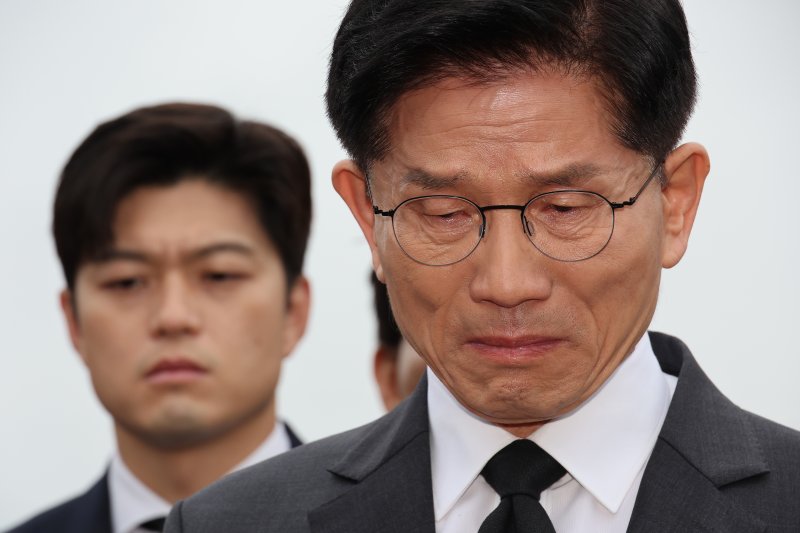 [광주=뉴시스] 조성봉 기자= 바카라사이트 국민의힘 대통령 후보와 김용태 비상대책위원장이 17일 오전 광주 북구 5.18민주묘지를 찾아 박관현 열사의 묘역을 참배하고 있다. (공동취재) 2025.05.17. photo@newsis.com